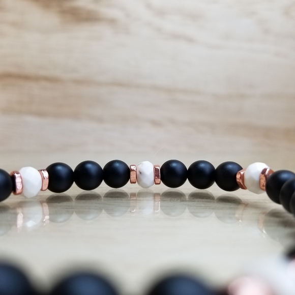 White Turquoise & Black Onyx Stretch Bracelet - Picture 4 of 6